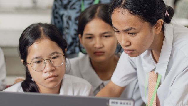 Students involved in science and technology programmes at Happy Chandara campus – Toutes à l’école
